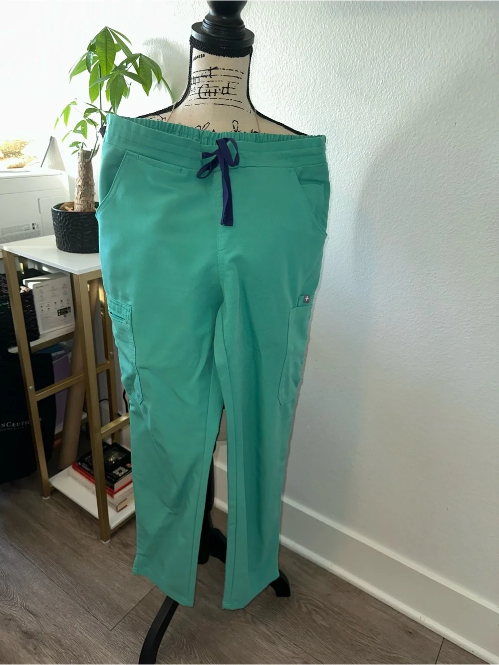FIGS Oasis Slim Scrub Set – Slim Catarina Top S + Yola 2.0 Petite Pants XS/P